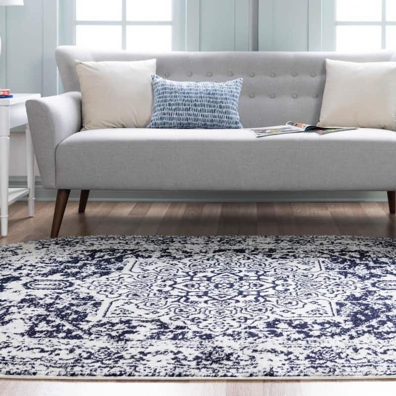 Traditional Brenda Collection Area Rug