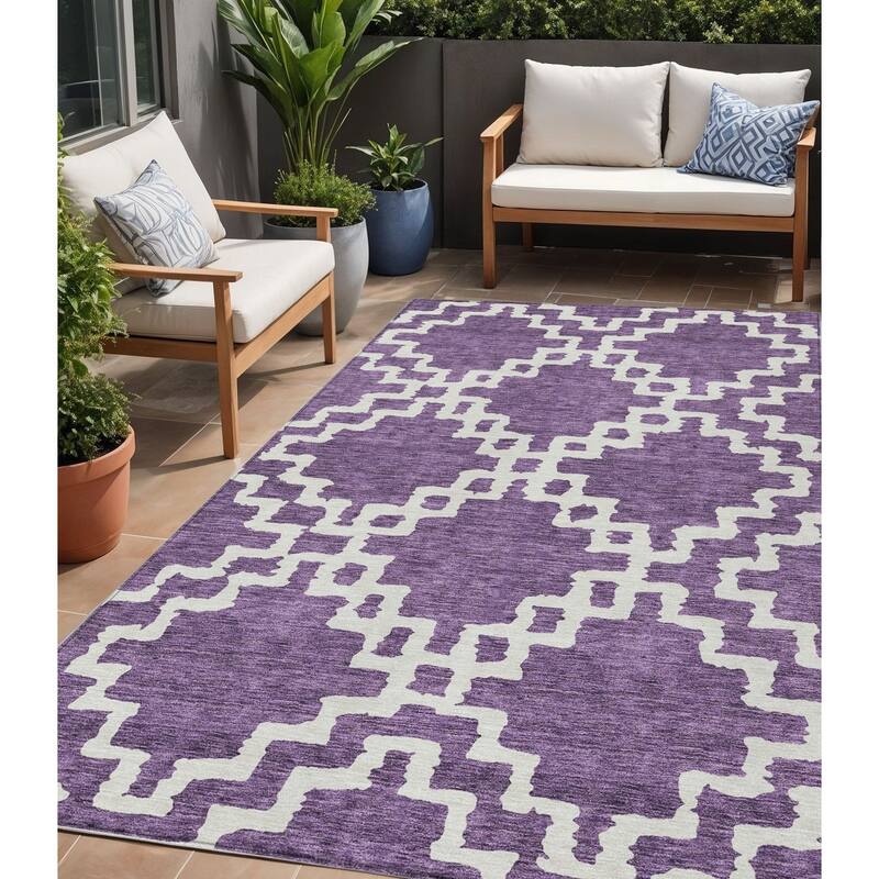 HomeRoots Geometric Transitional Rectangle Outdoor Rug - 5' X 8'