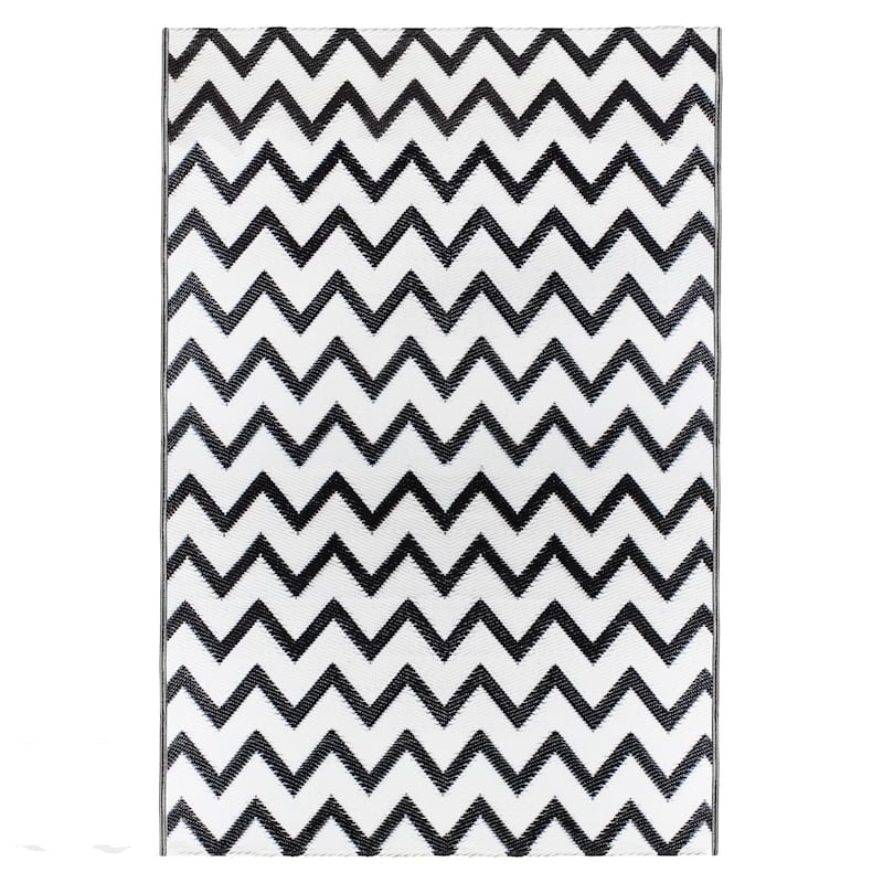 4' x 6' Black and White Chevron Rectangular Outdoor Area Rug - 4' x 6'