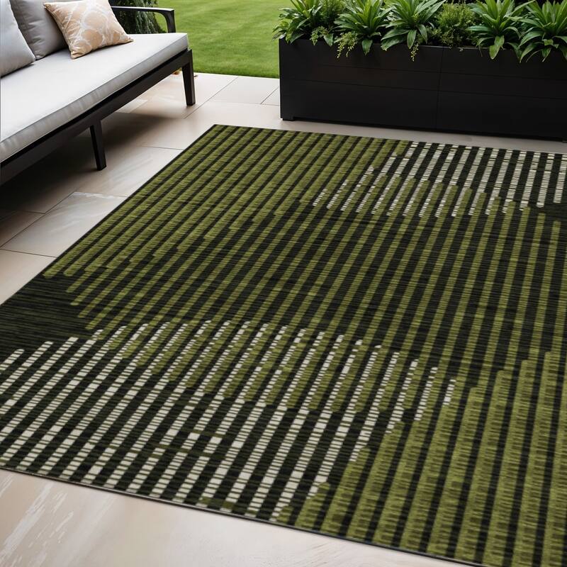 HomeRoots Geometric Transitional Rectangle Outdoor Rug - 5' X 8'