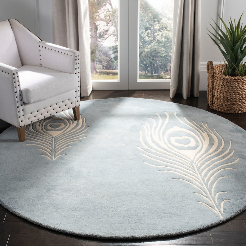 SAFAVIEH Handmade Soho Alyse Peacock Feather N.Z. Wool Rug - 8' Round - Light Blue/Ivory