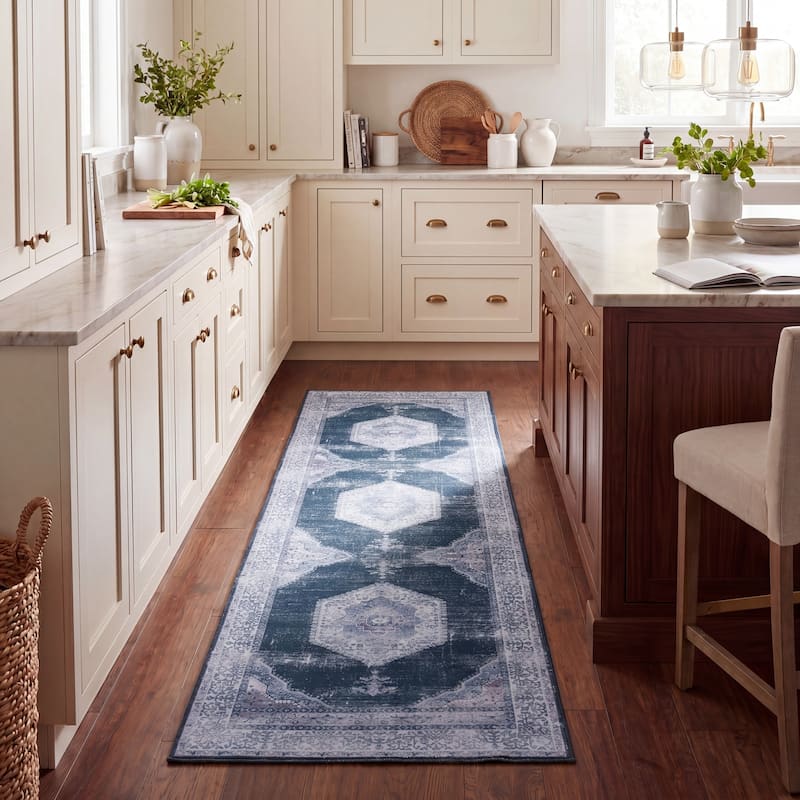 SAFAVIEH Tucson Machine Washable Slip Resistant Liddie Traditional Rug
