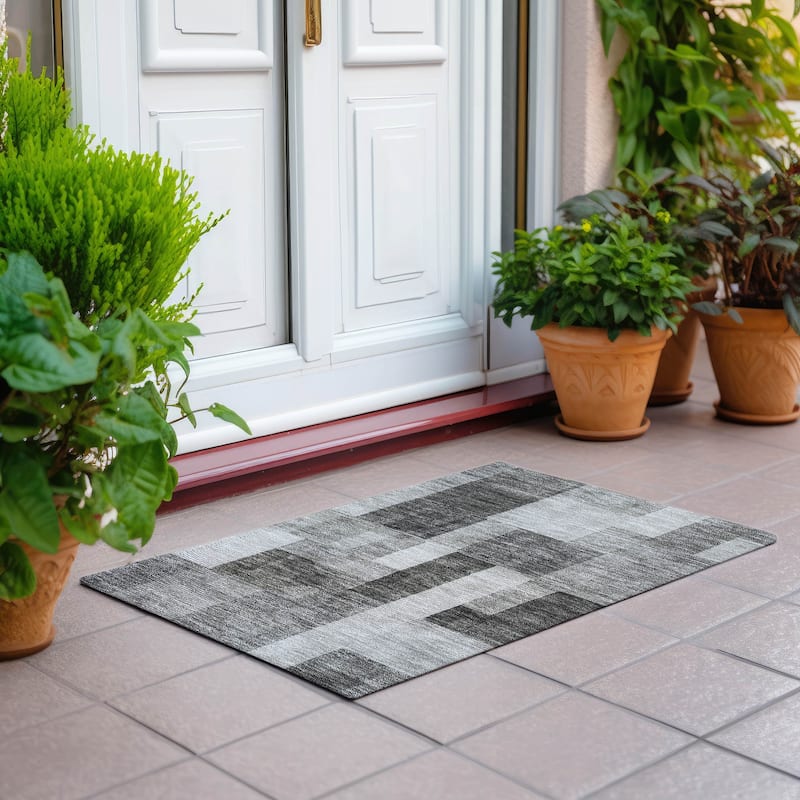 Machine Washable Indoor/ Outdoor Contemporary Geo Chantille Rug