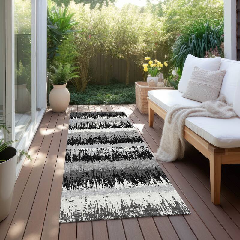 Machine Washable Indoor/ Outdoor Abstract Ombre Chantille Rug - Black - 2'3" x 7'6"
