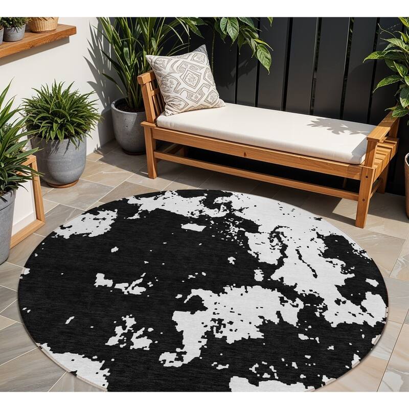 HomeRoots Abstract Transitional Rectangle Outdoor Rug - 8' Round