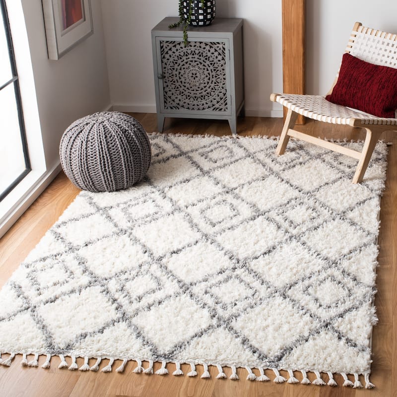 SAFAVIEH Moroccan Tassel Shag Lilyan 1.5-inch Thick Rug - 4' x 6' - Ivory/Light Grey