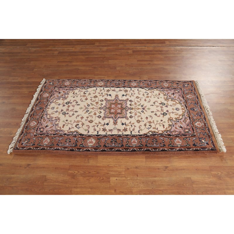 Hand Knotted Oriental 100% Wool Carpet Traditional Medallion Beige & Ivories Sarouk Area Rug - 5' 5'' X 2' 11''