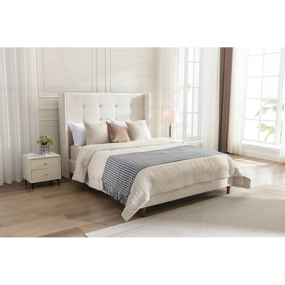 Exquisite Traditional Upholstered Queen Bed for Dreamy Bedrooms