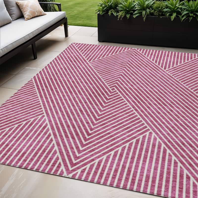 HomeRoots Geometric Transitional Rectangle Outdoor Rug - 5' X 8'