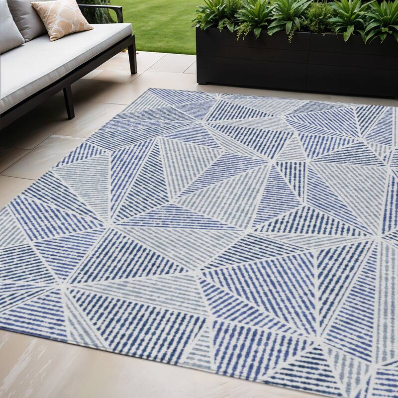 HomeRoots Geometric Transitional Rectangle Outdoor Rug - 5' X 8'