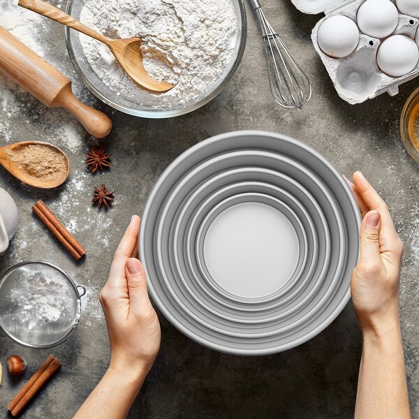 Round cake pan with slider outlet