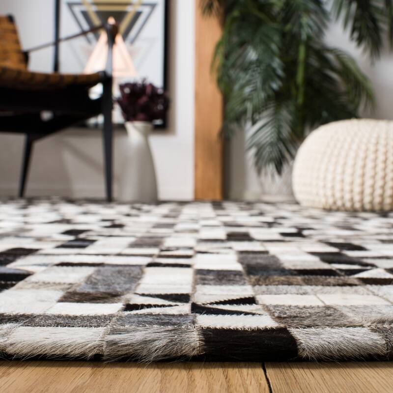 SAFAVIEH Handmade Studio Leather Tamekia Modern Leather Rug