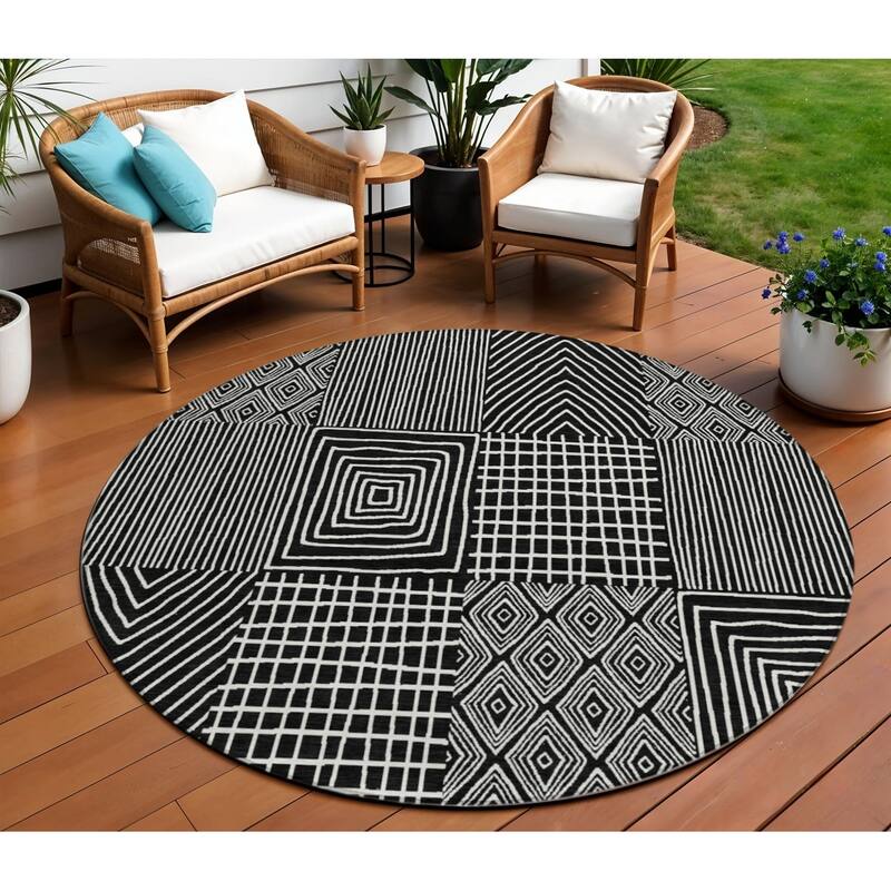 HomeRoots Geometric Transitional Rectangle Outdoor Rug - 8' Round