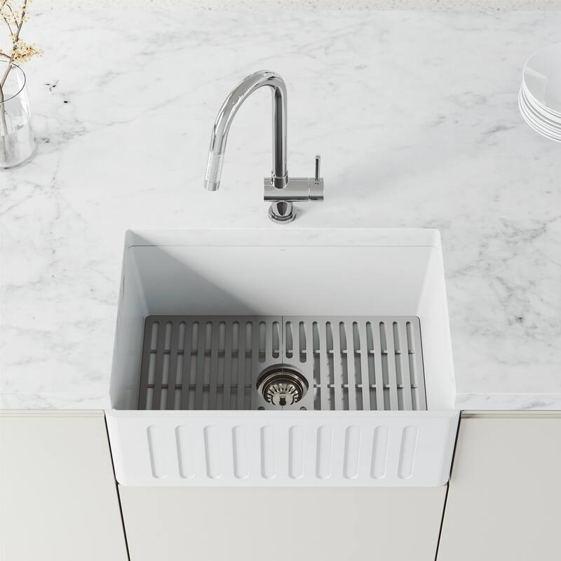 Vigo VG02008S Gramercy 1.8 GPM 17" H Single Handle Single Hole Pull