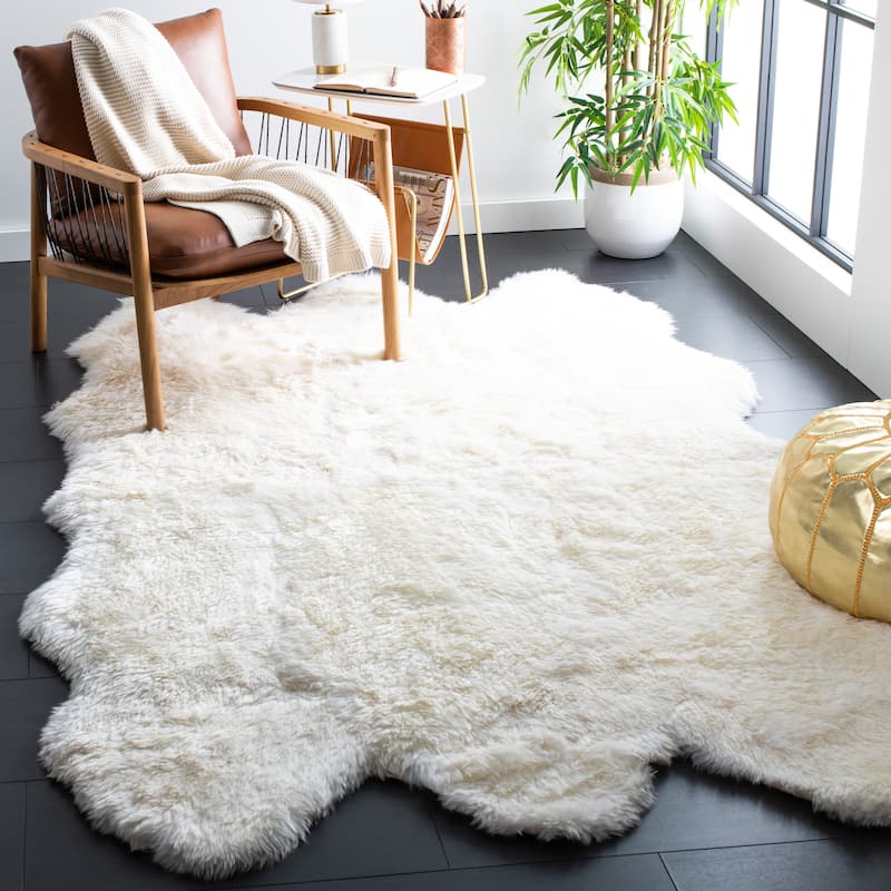 SAFAVIEH Handmade Sheepskin Aybek Genuine Pelt Rug - 4'  x  6' - Natural/White - Hide-Shaped