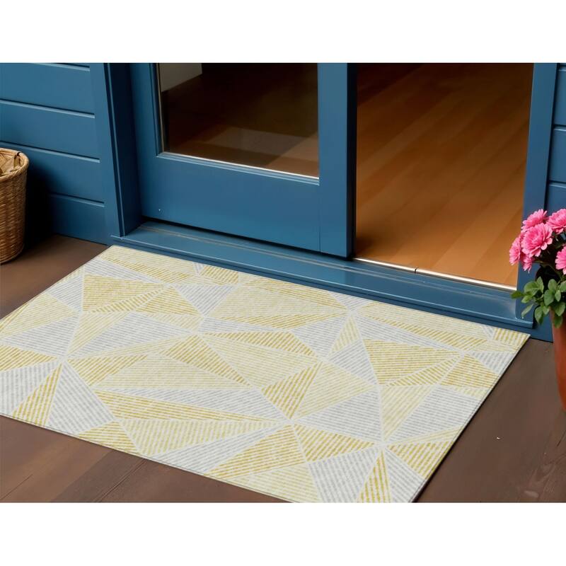 HomeRoots Geometric Transitional Rectangle Outdoor Rug - 3' x 5'