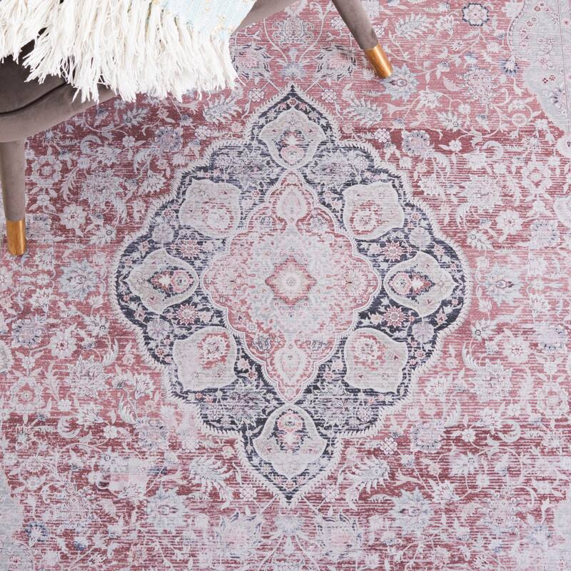 SAFAVIEH Tucson Machine Washable Slip Resistant Ueli Traditional Oriental