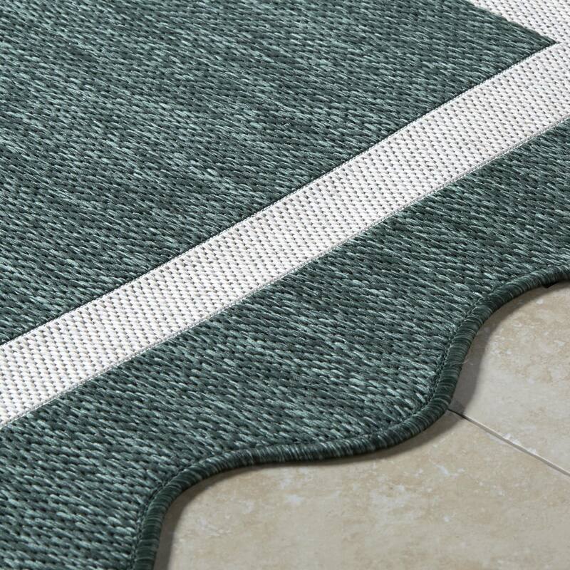 Livabliss Miami Beach Traditional Indoor / Outdoor Area Rug