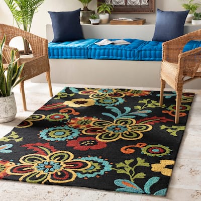 The Curated Nomad Acacia Hand-hooked Bold Daisies Caviar Indoor/ Outdoor Floral Area Rug - 5' x 7'6"/Surplus