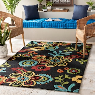 The Curated Nomad Acacia Hand-hooked Bold Daisies Caviar Indoor/ Outdoor Floral Area Rug - 5' x 7'6"/Surplus