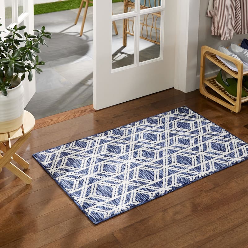 TOWN & COUNTRY EVERYDAY Walker Modern Diamond Everwash Washable Multi-Use Non-Slip Backing Decorative Rug - 24"x40" - Navy Blue