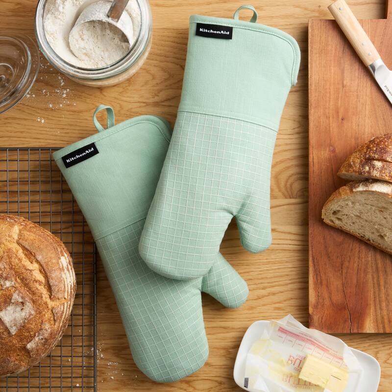 KITCHENAID Gourmet Series Gridlines Oven Mitts 2-Pack Set, Heat Resistant up to 600°F, Soft Silicone Grip, Magnetic Cuff