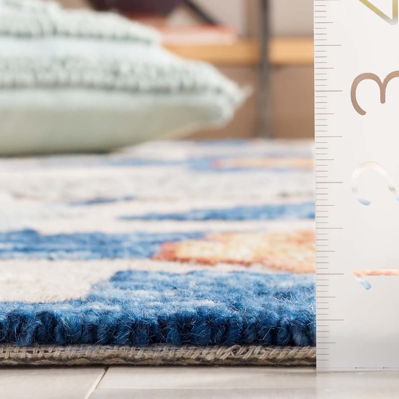 SAFAVIEH Handmade Blossom Irana Modern & Contemporary Wool Rug