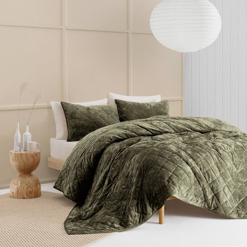 Wonderful Diamond Velvet 3 Piece Quilt Set