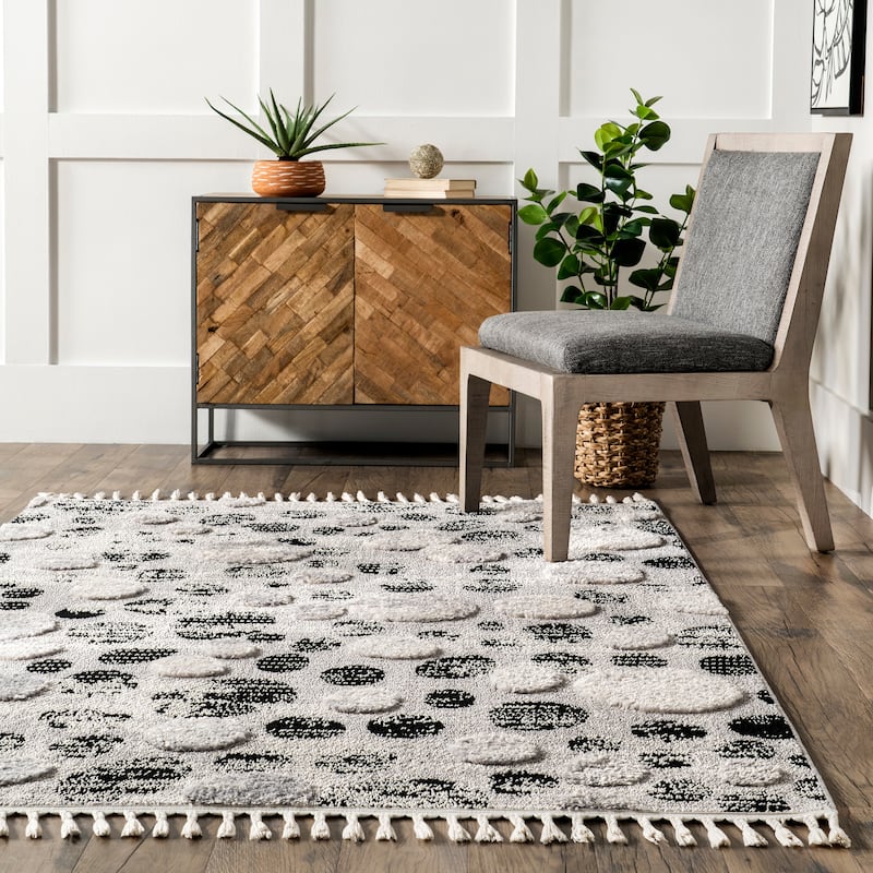 Nuloom Carli Modern Pebble Tasseled Area Rug