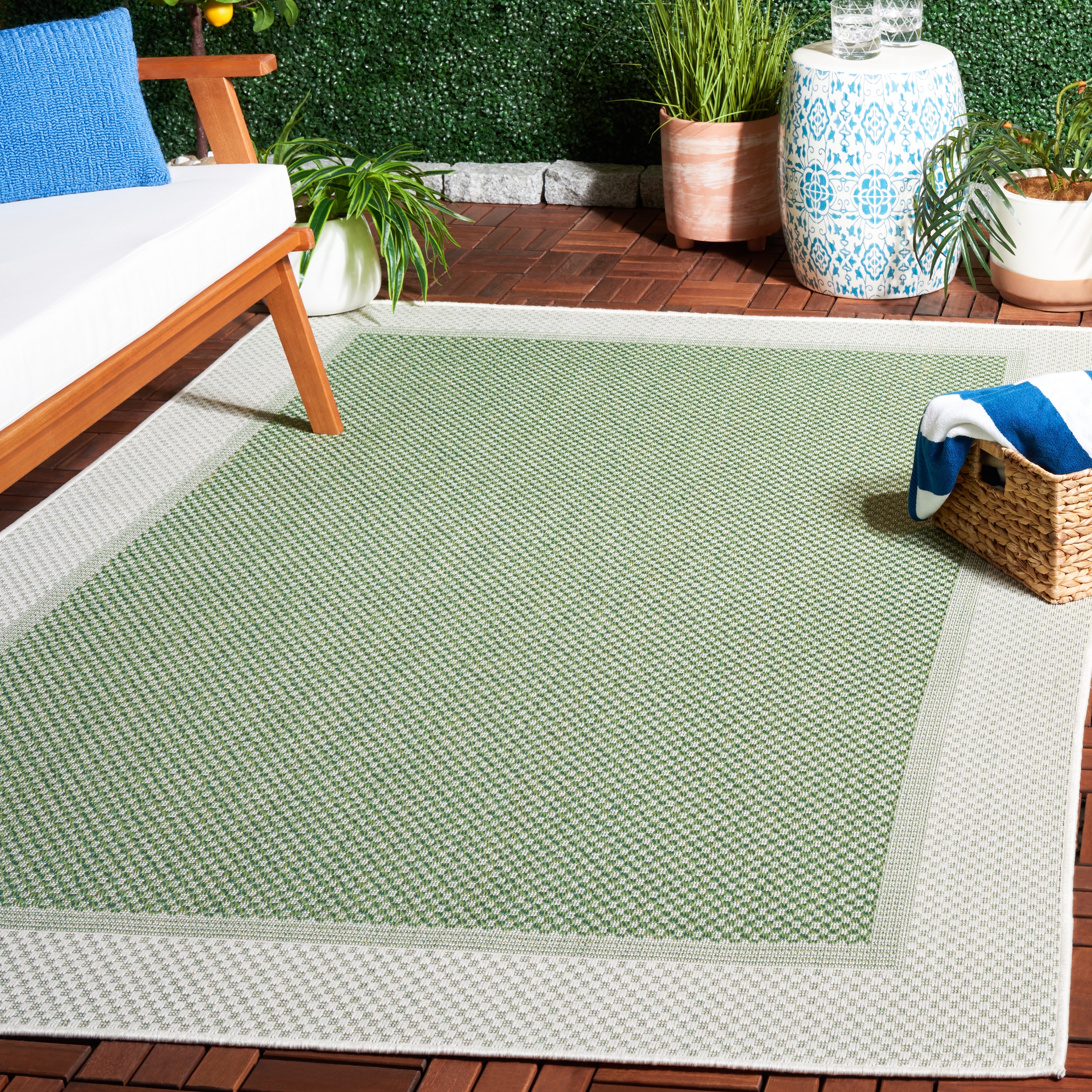 SAFAVIEH Bermuda George Geometric Indoor/Outdoor Waterproof Rug