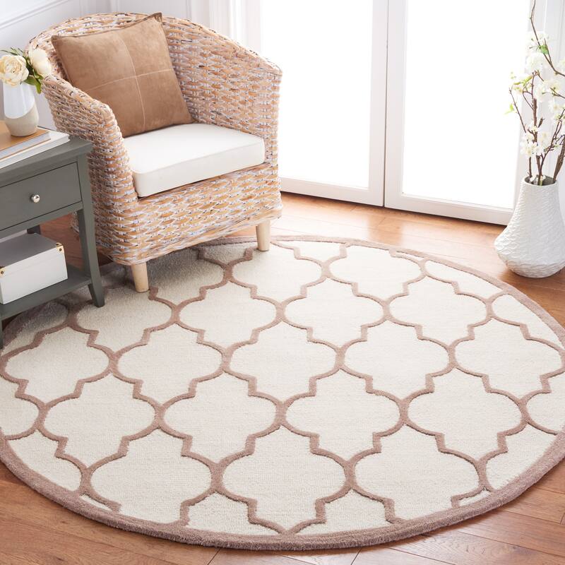 SAFAVIEH Handmade Cambridge Oddny Moroccan Trellis Wool Rug - 6' Round - Ivory/Beige