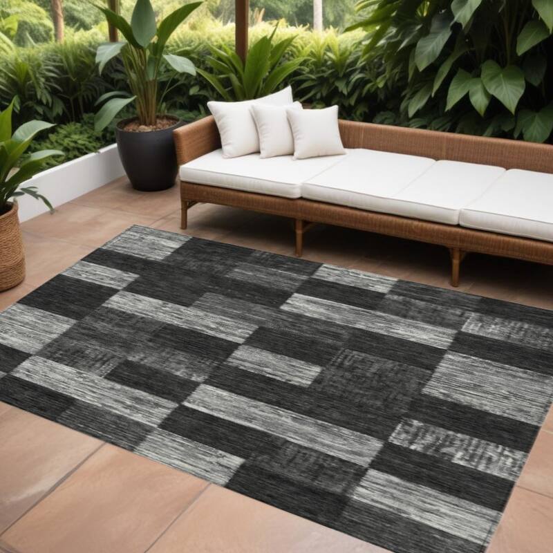 HomeRoots Geometric Transitional Rectangle Outdoor Rug - 8' X 10'