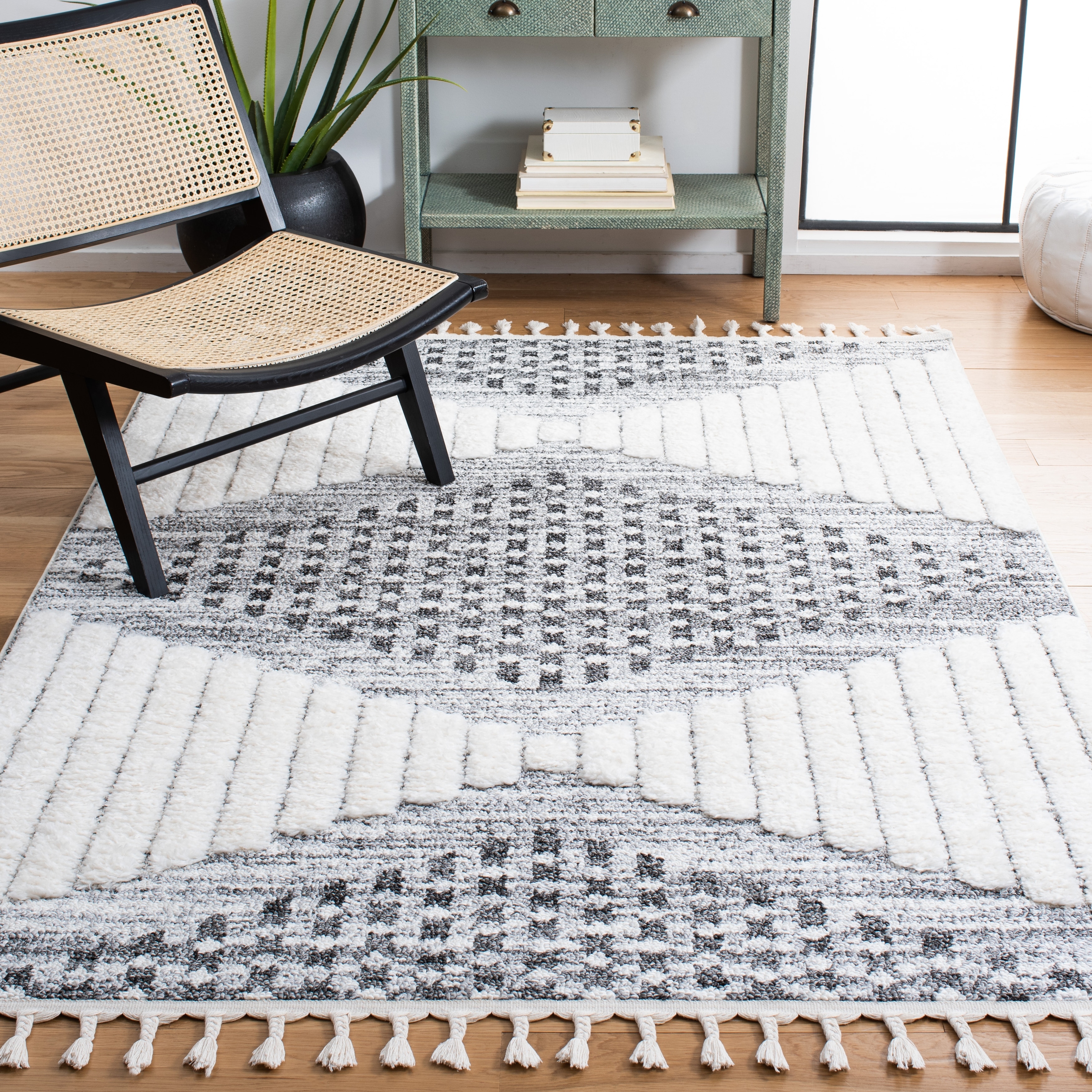 SAFAVIEH Moroccan Tassel Shag Chrystal 2-inch Thick Rug