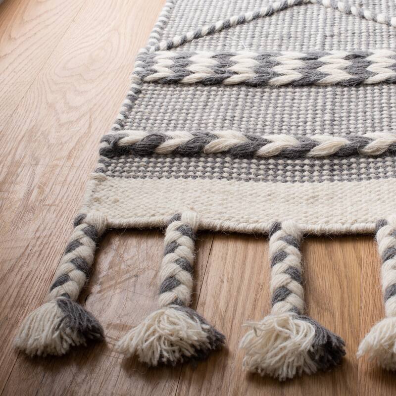 SAFAVIEH Handmade Casablanca Caty Moroccan Wool Tassel Rug