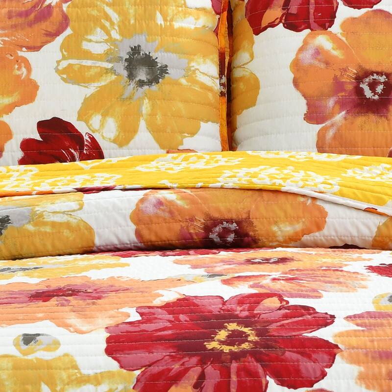 Levine Reversible Floral/ Damask 3-piece Quilt Set