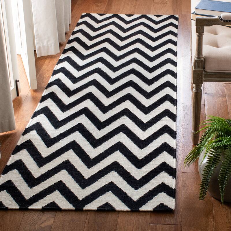 SAFAVIEH Handmade Flatweave Dhurries Naira Modern Wool Rug - 2'6" x 10' Runner - Black/Ivory