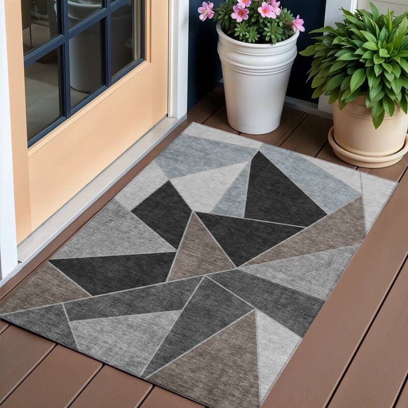 HomeRoots Geometric Transitional Rectangle Outdoor Rug - 3' x 5'
