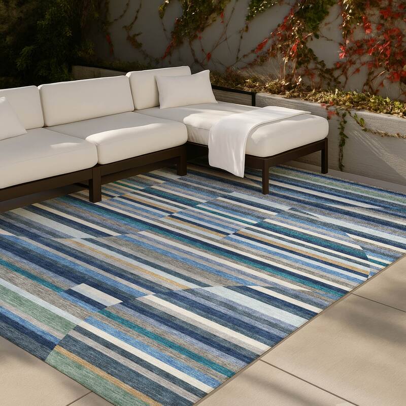 Machine Washable Indoor/ Outdoor Modern Cokedale Chantille Rug