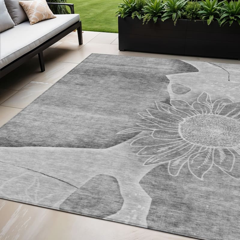 HomeRoots Floral Transitional Rectangle Outdoor Rug - 5' X 8'