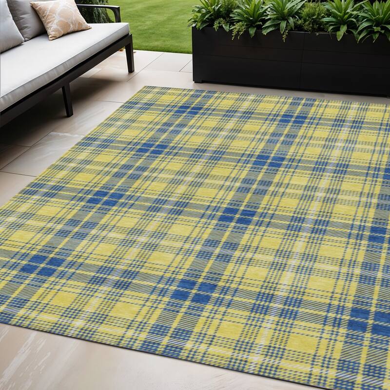 HomeRoots Plaid Transitional Rectangle Outdoor Rug - 5' X 8'