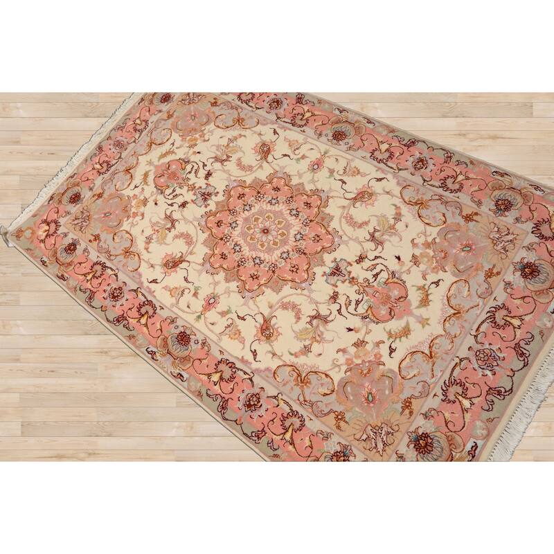 3'5''x5'3'' Hand Knotted Wool Ivory Traditional 300 KPSI Rug - 3' 5'' x 5' 3''