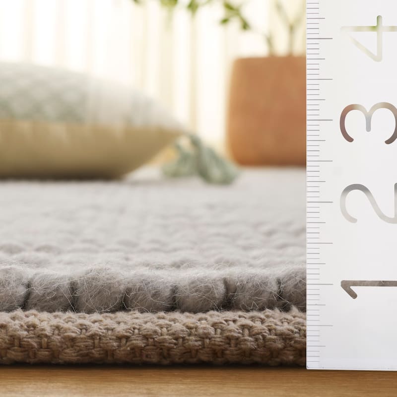 SAFAVIEH Handmade Natura Klodjana Wool Rug