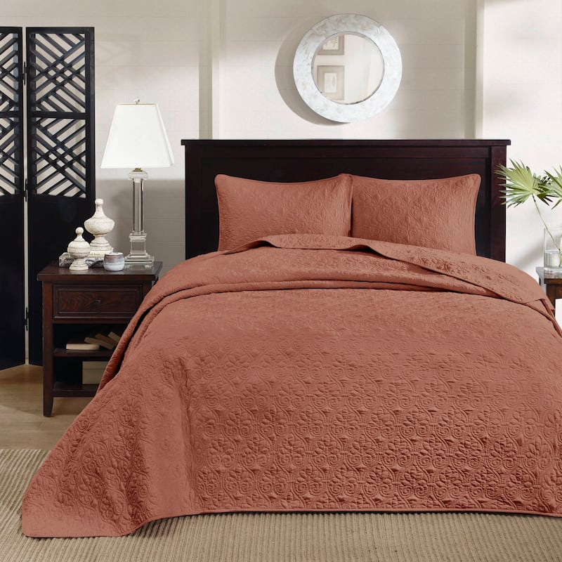 Madison Park Mansfield Reversible Oversized 3-piece Solid Texture Bedspread Quilt Set with Matching Shams - Clay Red - Queen