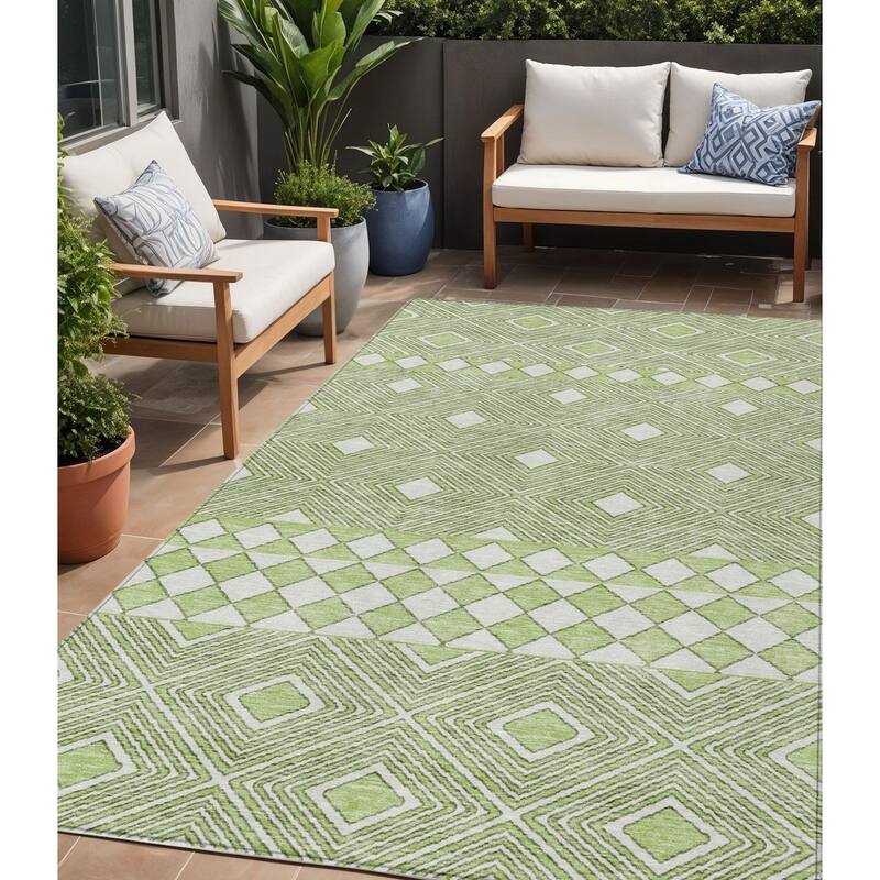 HomeRoots Geometric Transitional Rectangle Outdoor Rug - 5' X 8'