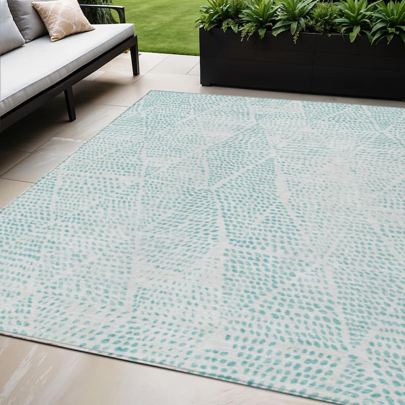 HomeRoots Geometric Transitional Rectangle Outdoor Rug - 5' X 8'