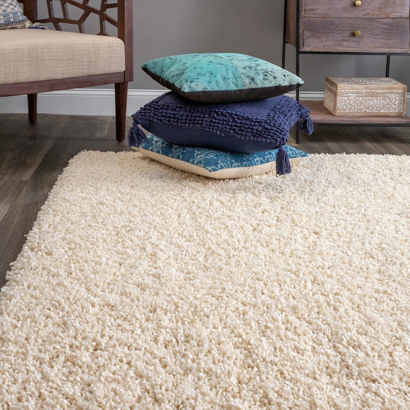 Nuloom Janine Plush Shag Area Rug