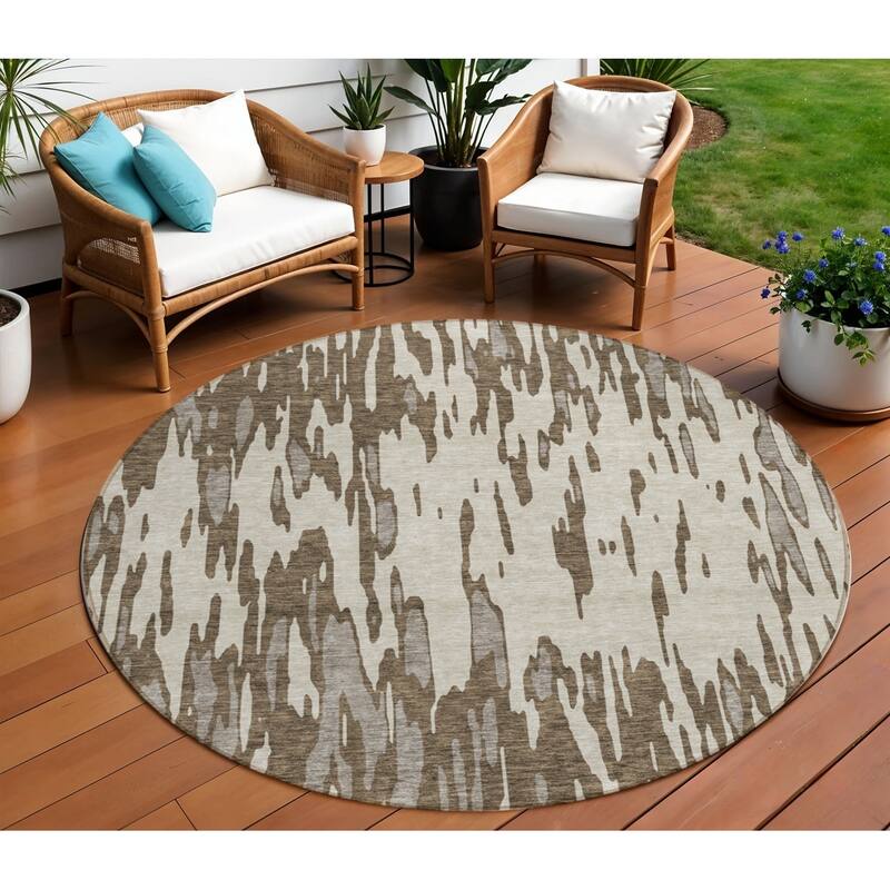 HomeRoots Abstract Transitional Rectangle Outdoor Rug - 8' Round