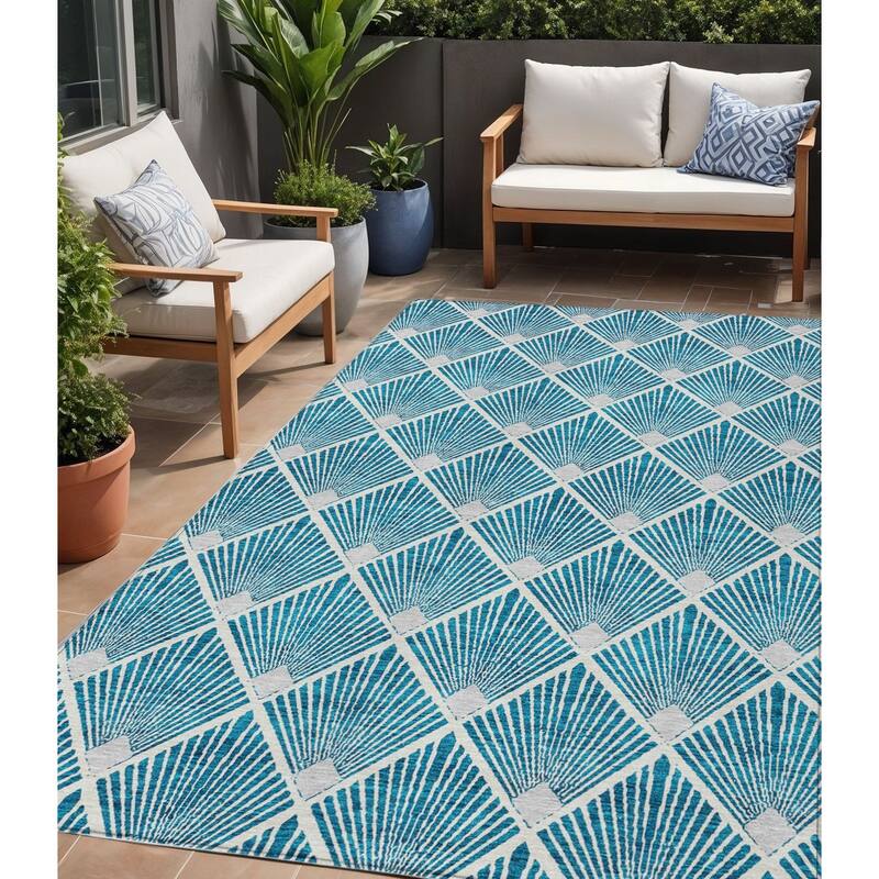 HomeRoots Geometric Transitional Rectangle Outdoor Rug - 5' X 8'