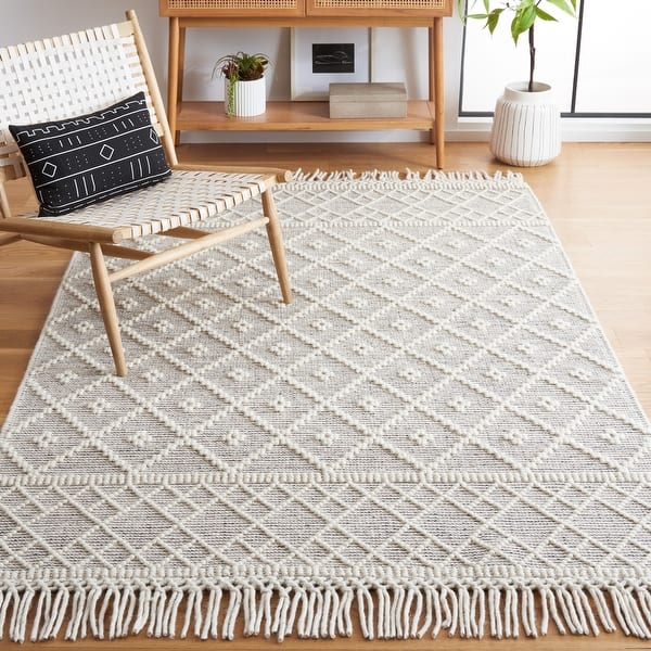 SAFAVIEH Handmade Vermont Freydis Boho Wool Fringe Rug On Sale Bed