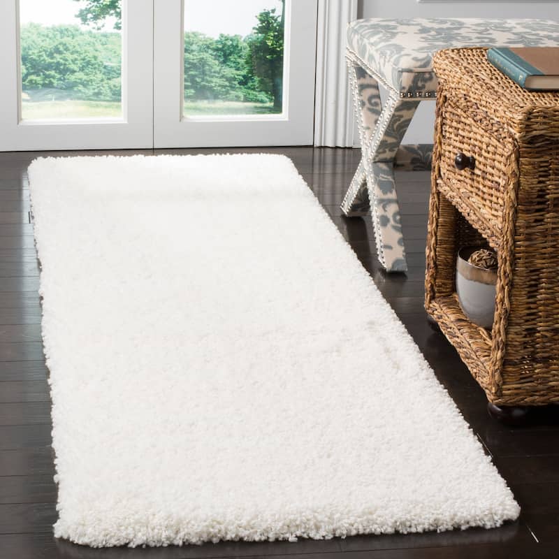 SAFAVIEH Santa Monica Shag Einara 2-inch Thick Area Rug - 2'3" x 7' Runner - White - Runner